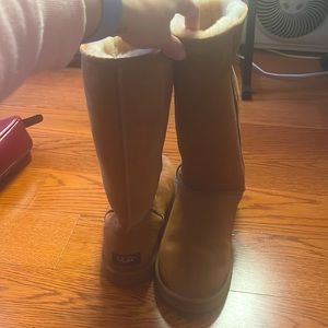 Ugg boots size 9 in color chestnut